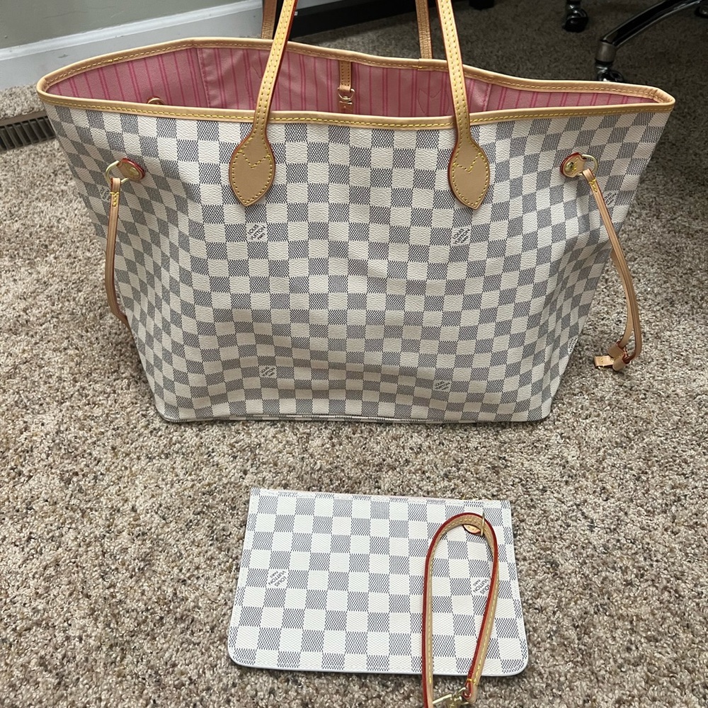 Not authentic! Lv tote bag